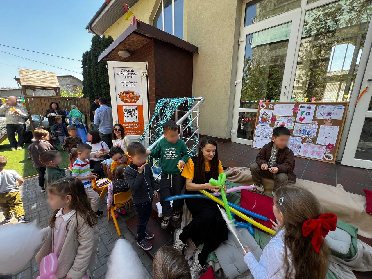 Kinder feiern gemeinsam mit dem BeHome-Team beim Sommerfest der Kindertagesstätte