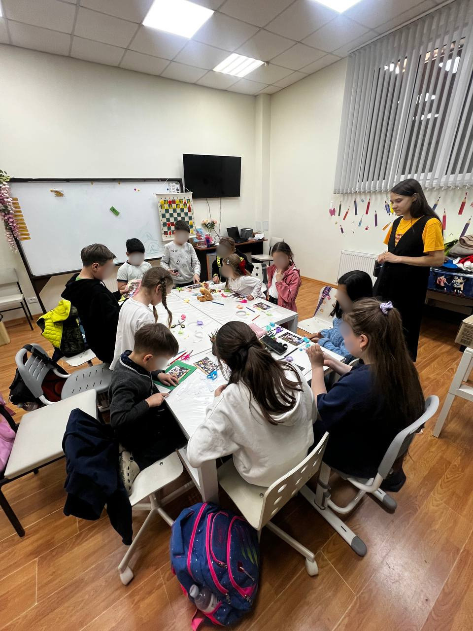 Kinder machen gemeinsam mit dem BeHome-Team Hausaufgaben und basteln in der Kindertagesstätte