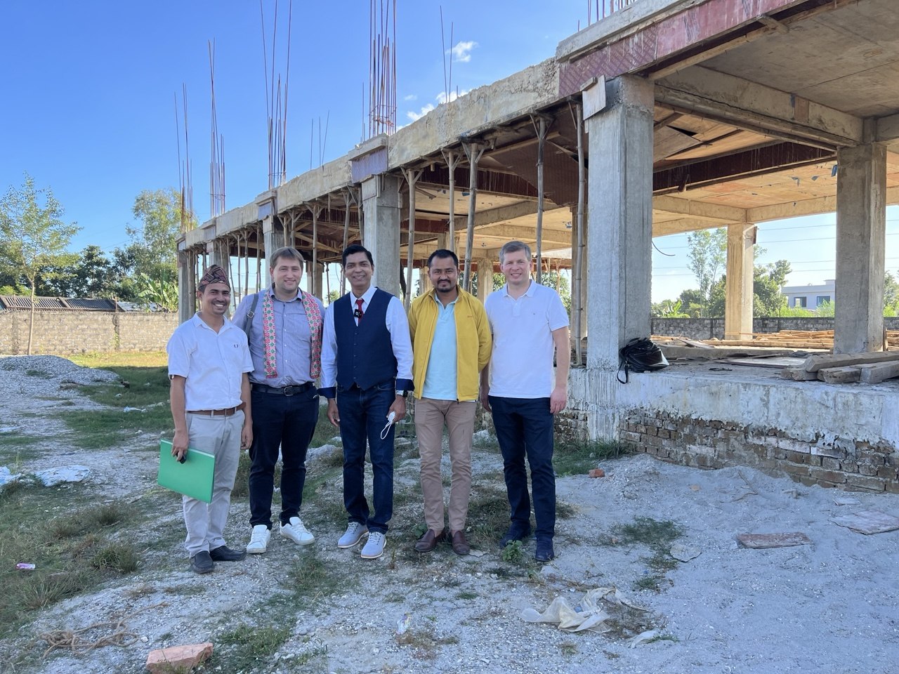 BeHome-Team und lokale Partner vor dem Rohbau der Empower International School in Lamki