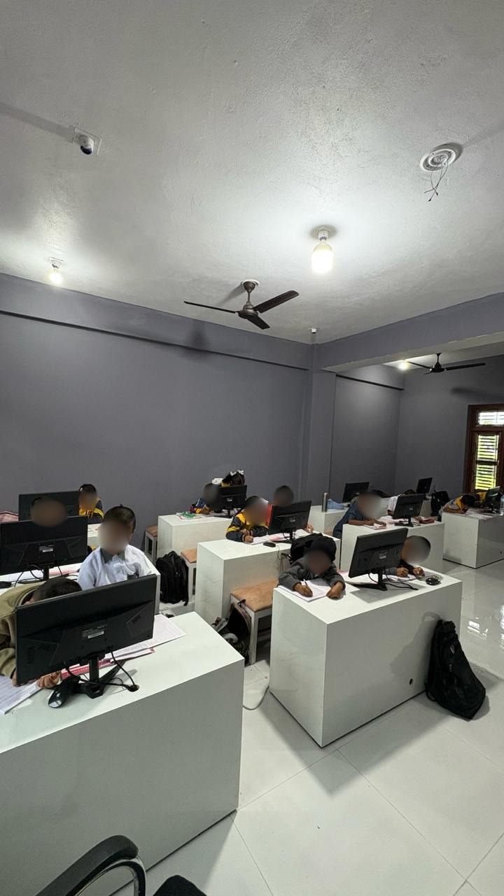 Kinder lernen im Computerraum der Empower International School